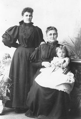(Photograph Hud-fam-211); Photo from Gertie Wolfenden)