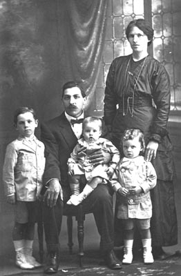 (Photograph Hud-fam-251, Rembrandt Studio, Piesse Street, Boulder)