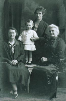 (Photograph Hud-fam-291, taken about 1902; from Gertie Wolfenden)