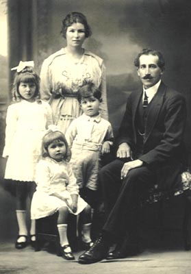 (Photograph Hud-fam-301, Ruskin Studio, Perth, Western Australia)